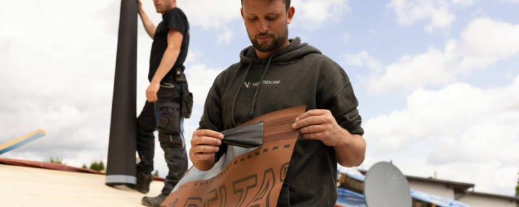 Folia pod blachodachówkę – którą wybrać, aby dach był trwały