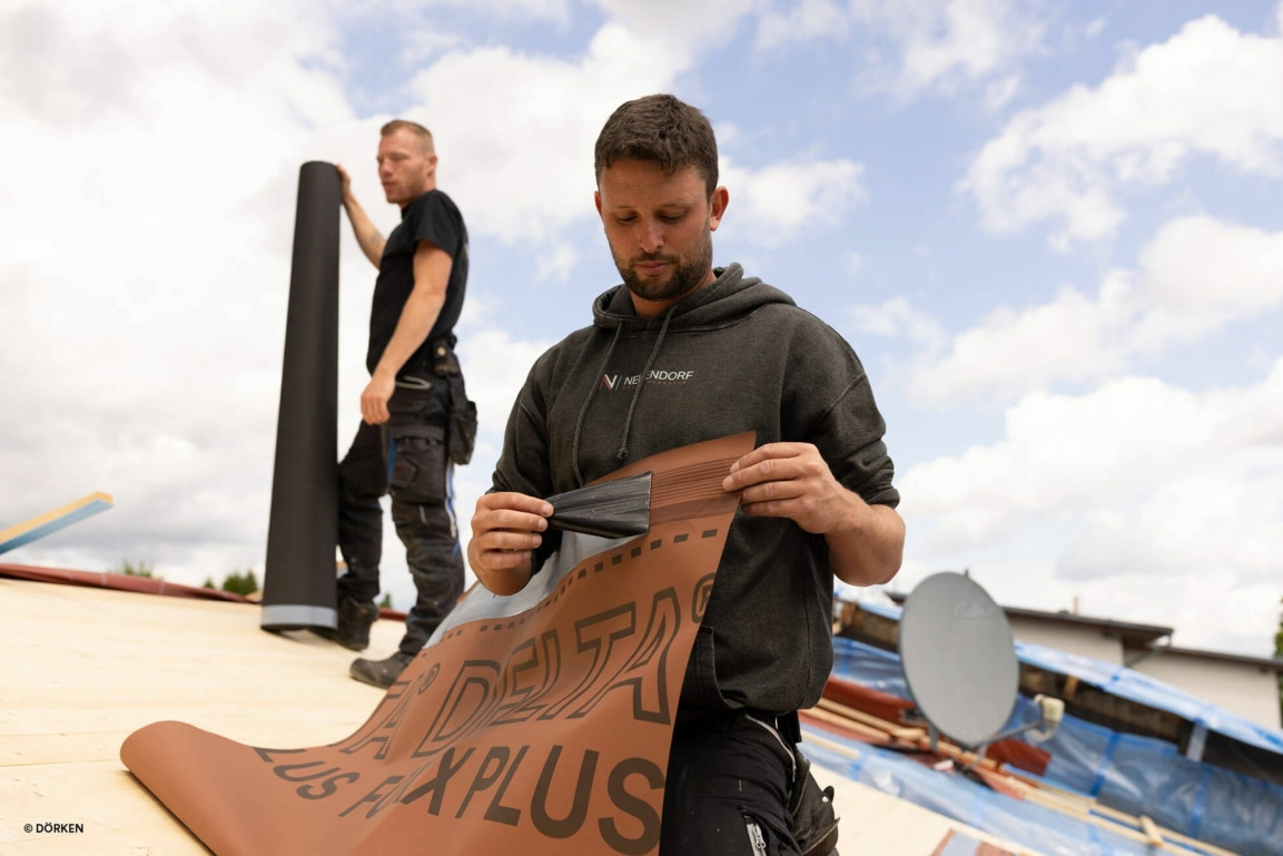 Folia pod blachodachówkę – którą wybrać, aby dach był trwały