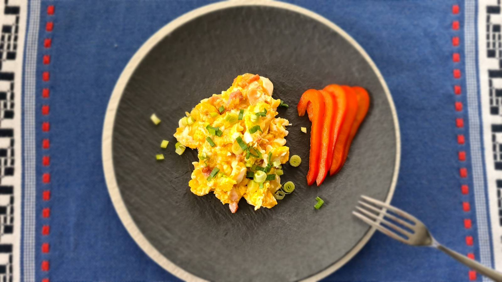 Keto jajecznica z boczkiem - Przepis na pyszne śniadanie
