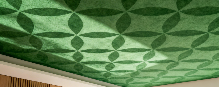 Nadruk na suficie vs. fototapeta – co jest trwalsze?