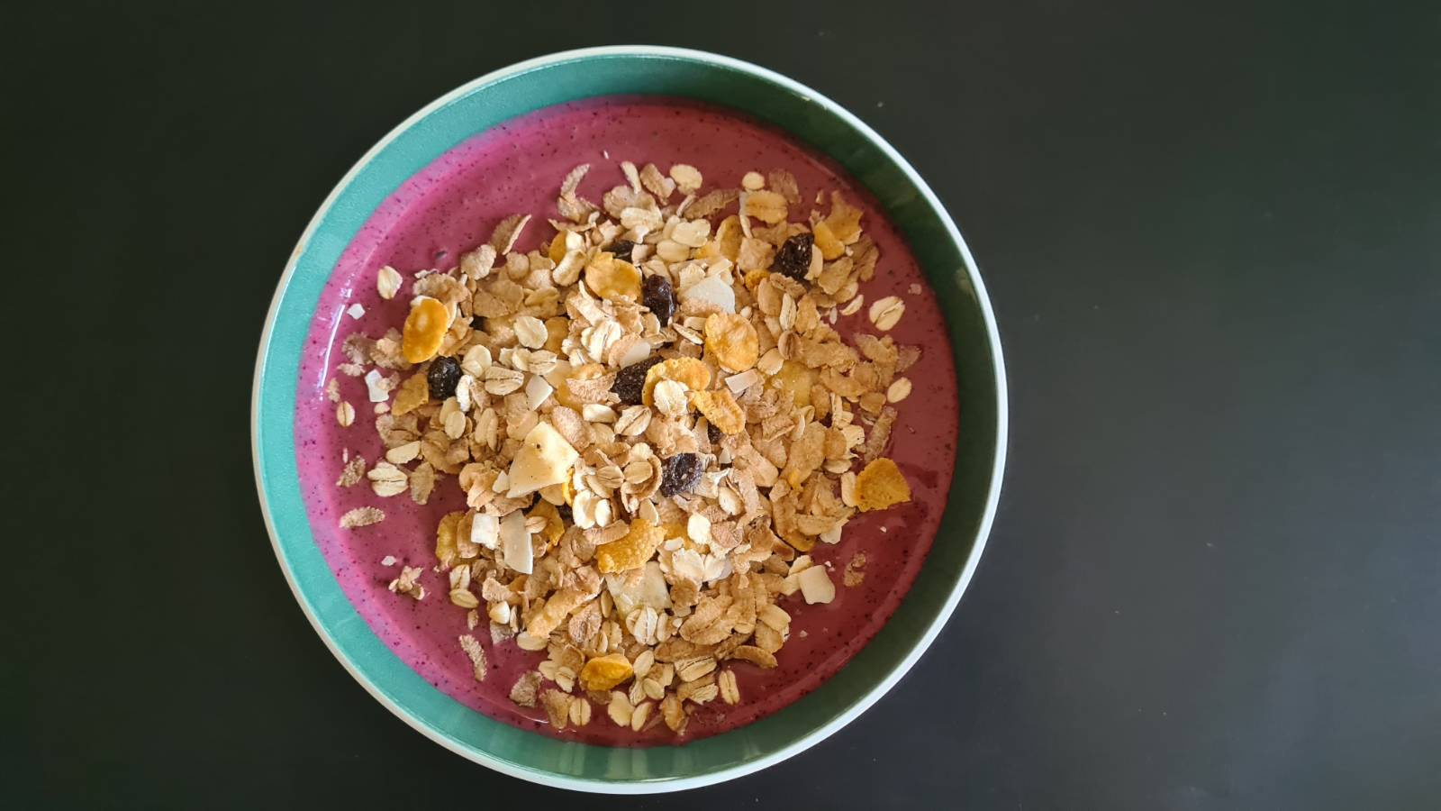 Naturalny jogurt z musli i mrożonymi jagodami