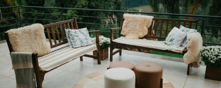 Tanie i stylowe: używane meble ogrodowe z charakterem