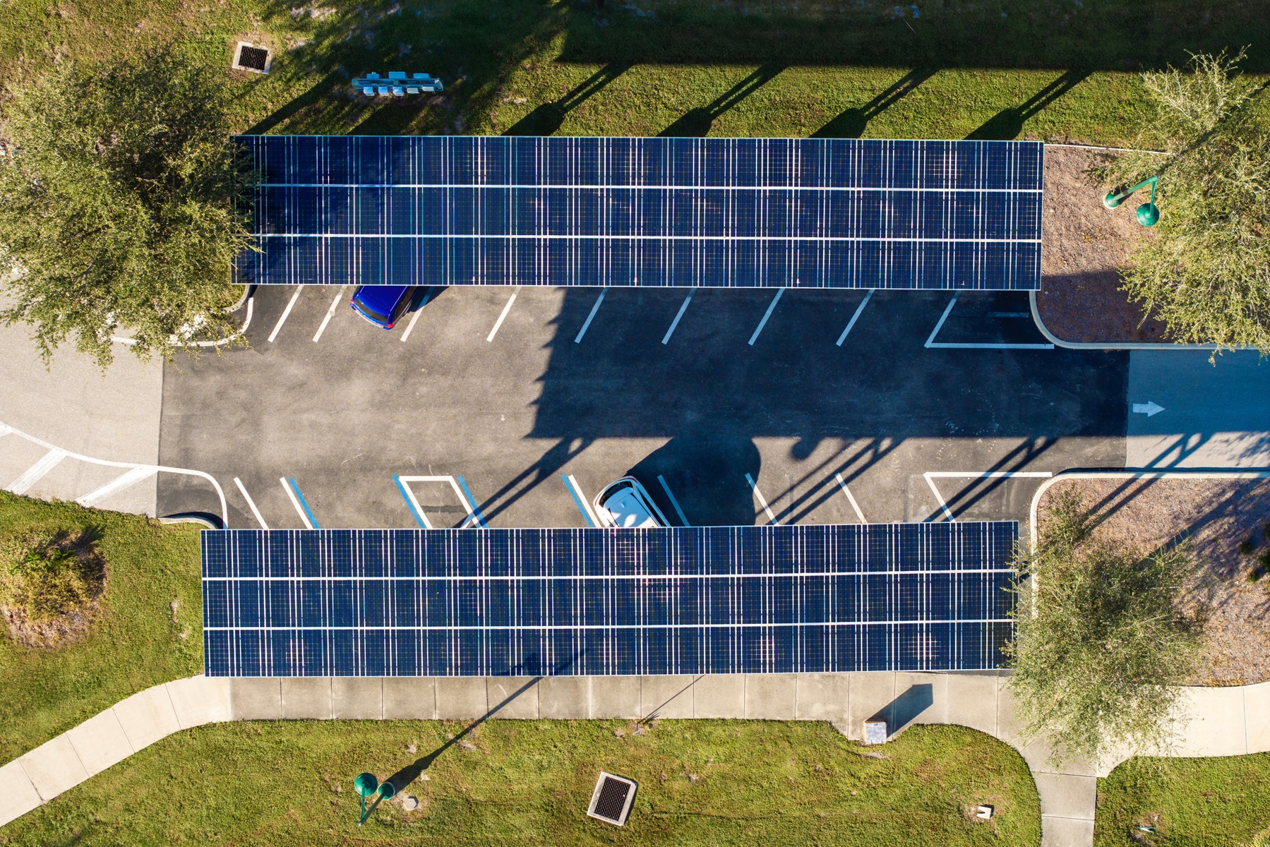 Wiaty solarne i carporty fotowoltaiczne dla firm