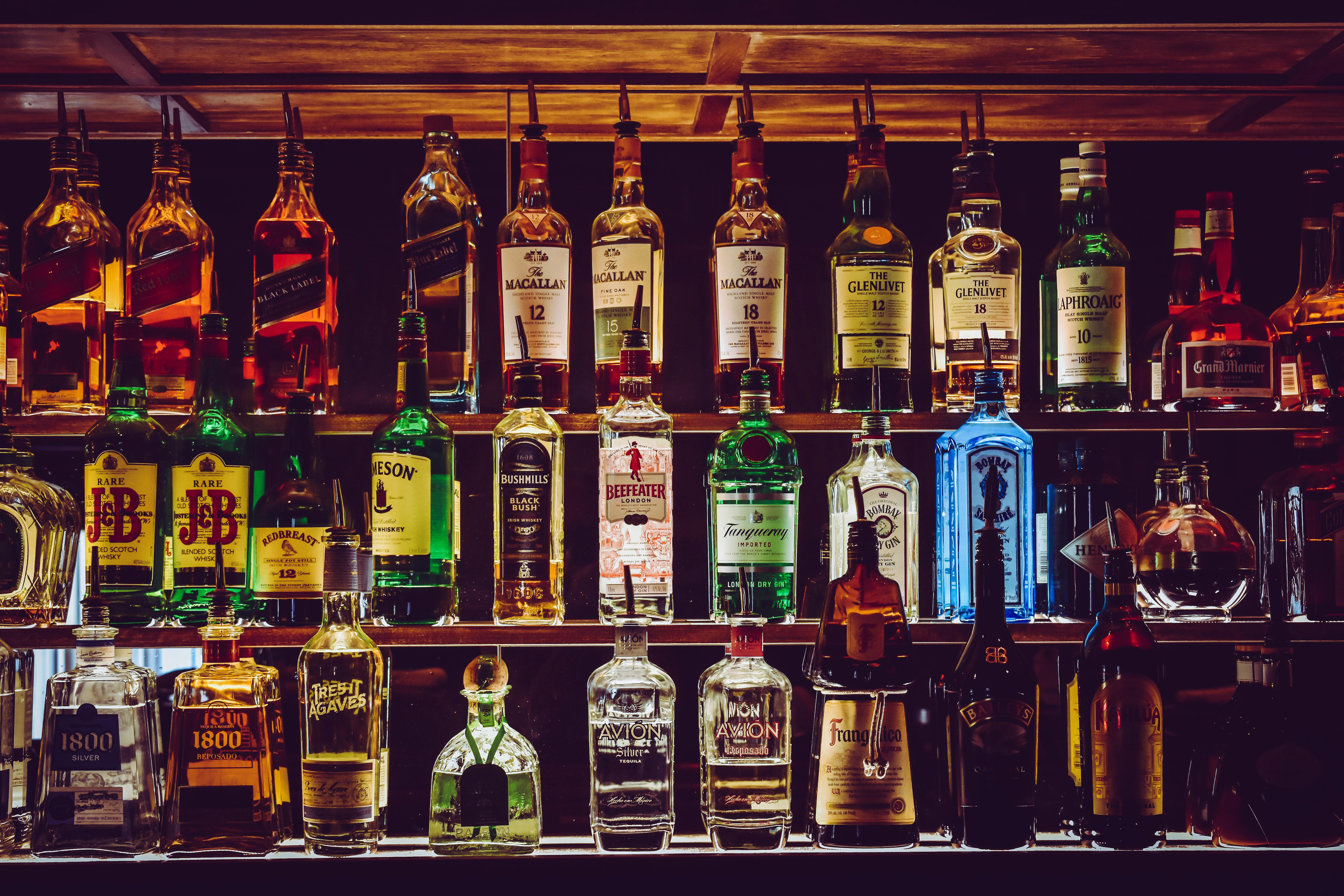Z czym pić whisky? Odkryj najlepsze kombinacje smakowe!