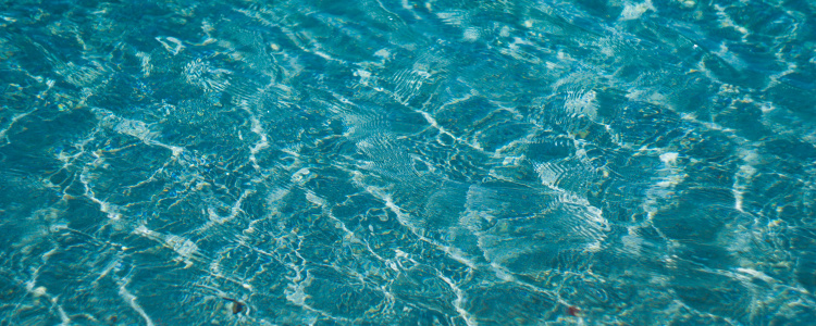 Zielona woda w basenie – diagnoza, ratunek i profilaktyka