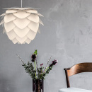 Aluminiowa lampa wisząca Aluvia UMAGE perłowa biel 02127