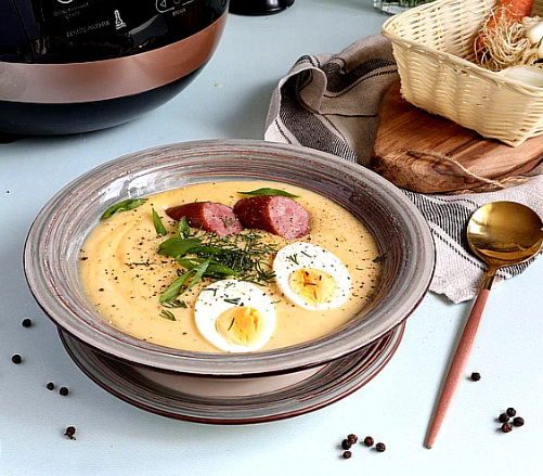 keto żurek na wielkanoc z dodatkiem natki pietruszki, kawałkami ugotowanej kiełbasy, biała kiełbasa