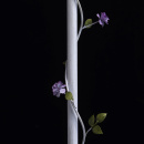Biała lampa podłogowa ozdobiona motywem kwiatowym 421044701
