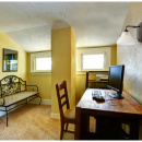 Brązowy kinkiet ścienny ze szklanym nakrapianym kloszem 673022301