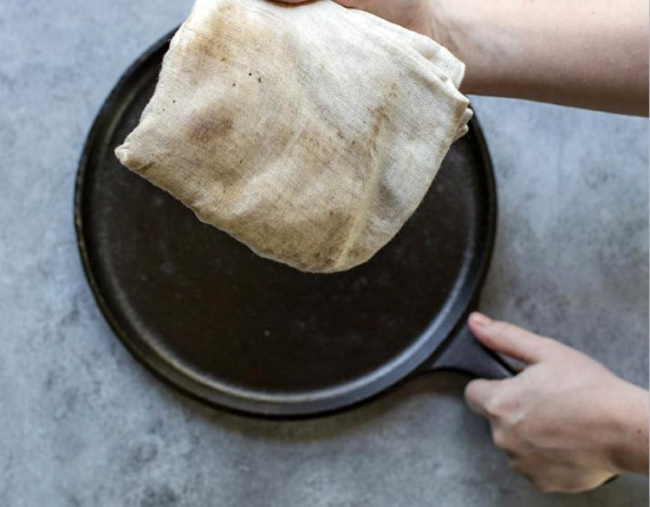 czarna pozostałość na naczyniach z żeliwa