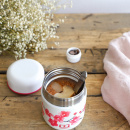 Damski termos na zupę 280 ml biały w czerwone kwiaty Blossom Monbento Capsule 25024002