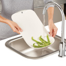 Deska do krojenia z cedzakiem Chop&Drain Joseph Joseph biała 60140