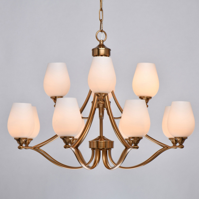Duży, mosiężny żyrandol z białymi kloszami na 12 żarówek
