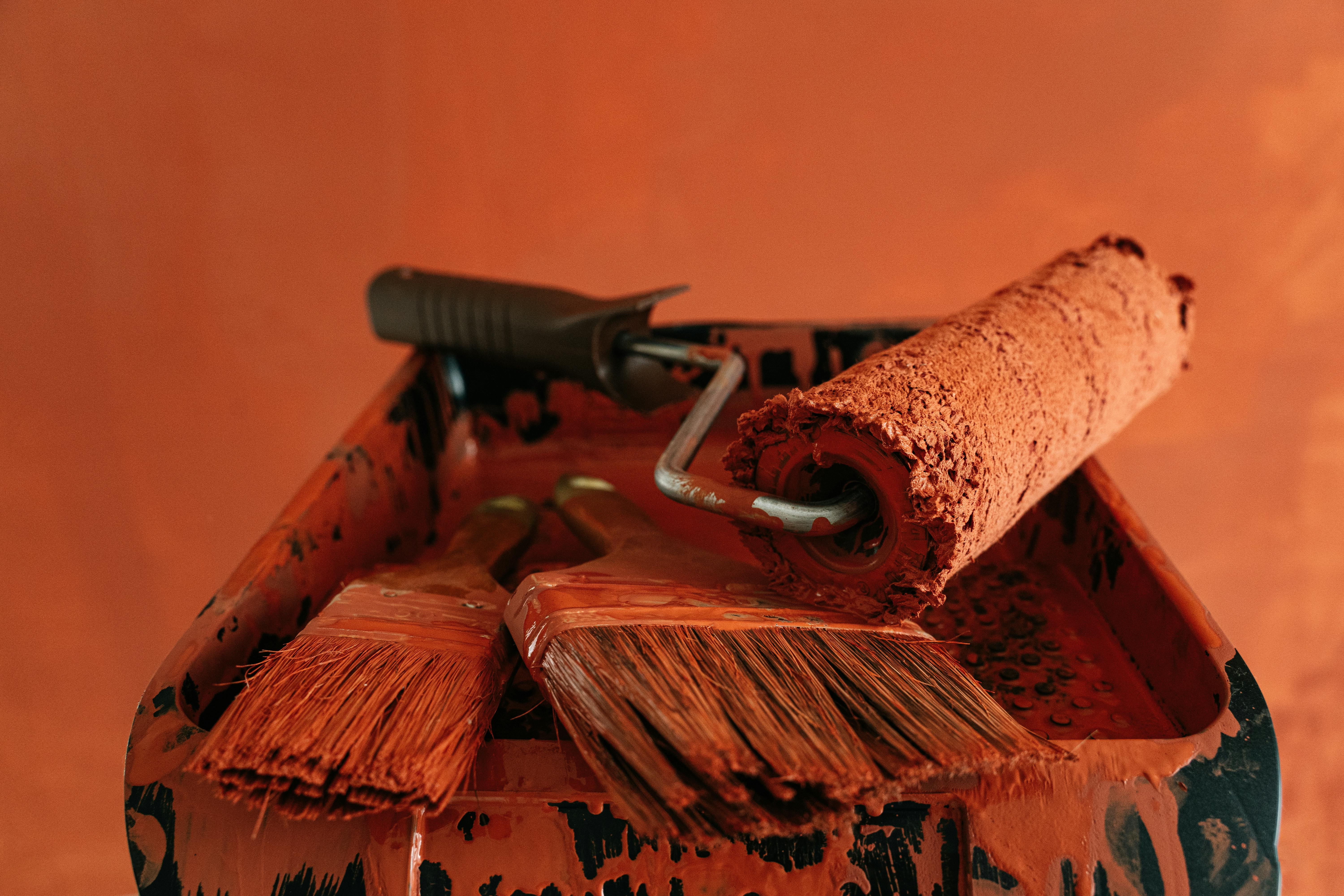 elementy niezbędne, żeby pomalować domek ogrodowy i drewniane zabawki