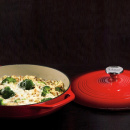 Garnek niski do duszenia żeliwny emaliowany z pokrywką 3,5 Litra Lodge czerwony EC3CC43