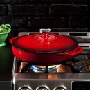 Garnek niski do duszenia żeliwny emaliowany z pokrywką 3,5 Litra Lodge czerwony EC3CC43