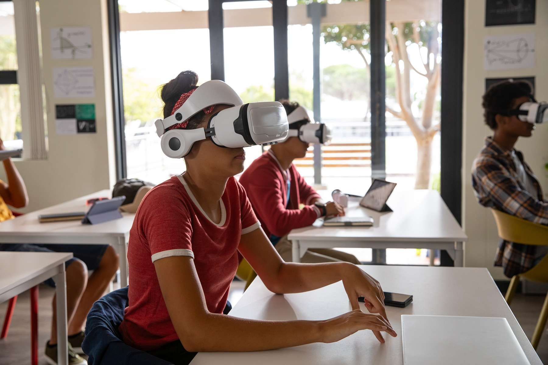 Gogle VR Meta Quest 3S z kontrolerami – wydajny sprzęt do wirtualnej rzeczywistości w edukacji.