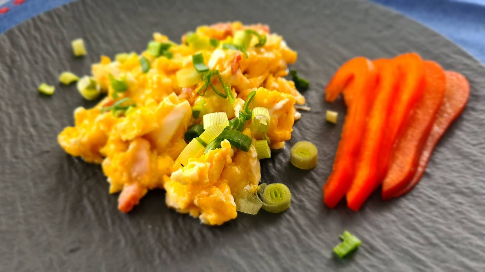 Keto jajecznica na boczku - wszystkie skladniki na talerzu. Zdjecie, serwis