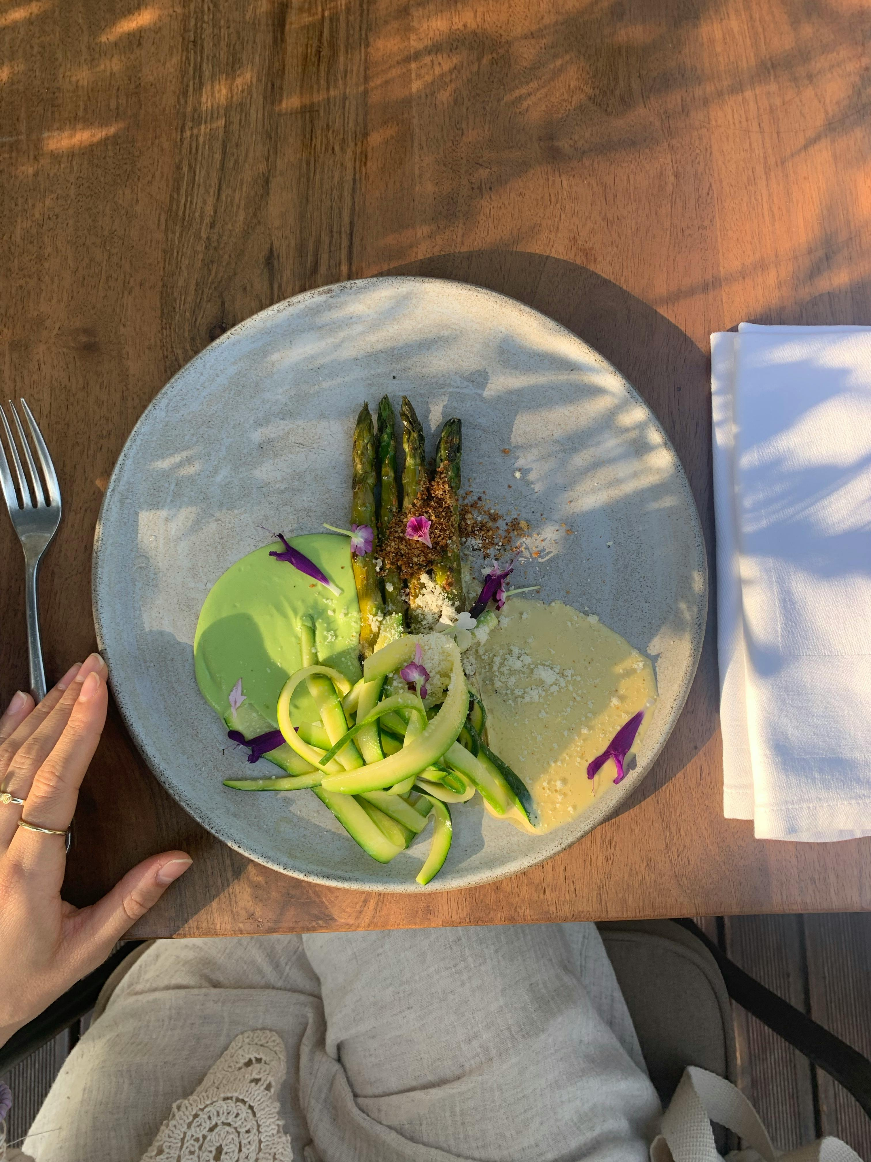 Klasyczne połączenie sos holenderski, szparagi i jajko sadzone