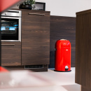 Kosz na śmieci bordowy Kickmaster 33 Litry Wesco 184631-58