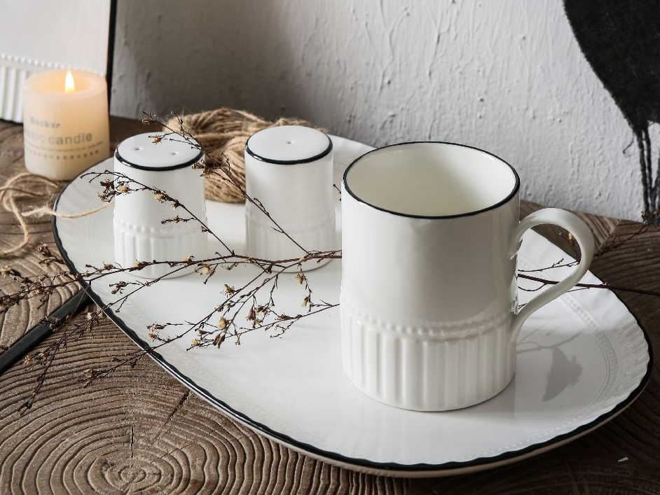 kubek biały z czarną obwódką, z porcelany wzmocnionej