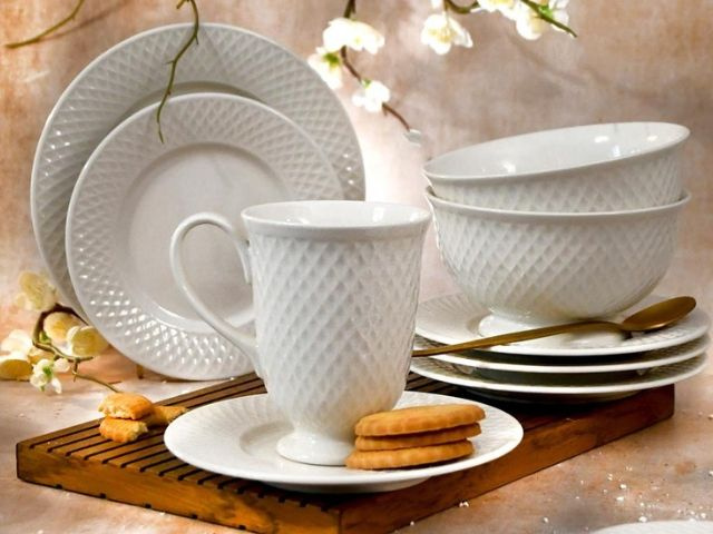 kubek na stopce z tłoczonym wzorem