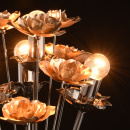 Kwiatowa lampa stołowa, złote róże, chromowana na czarno podstawa MW-LIGHT Flora 615031304