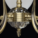 Ładny żyrandol o kolorze mosiądzu antycznego MW-LIGHT Classic białe klosze - wyc 450017005