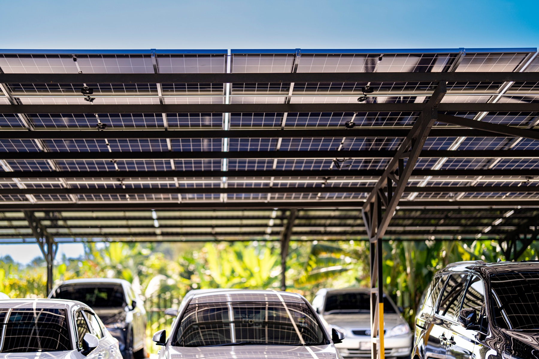 Ładowarki EV zintegrowane z carportem fotowoltaicznym - ładowanie samochodów elektrycznych z energii słonecznej