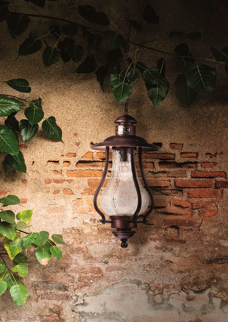 zewnętrzne lampy wiszące przed budynek