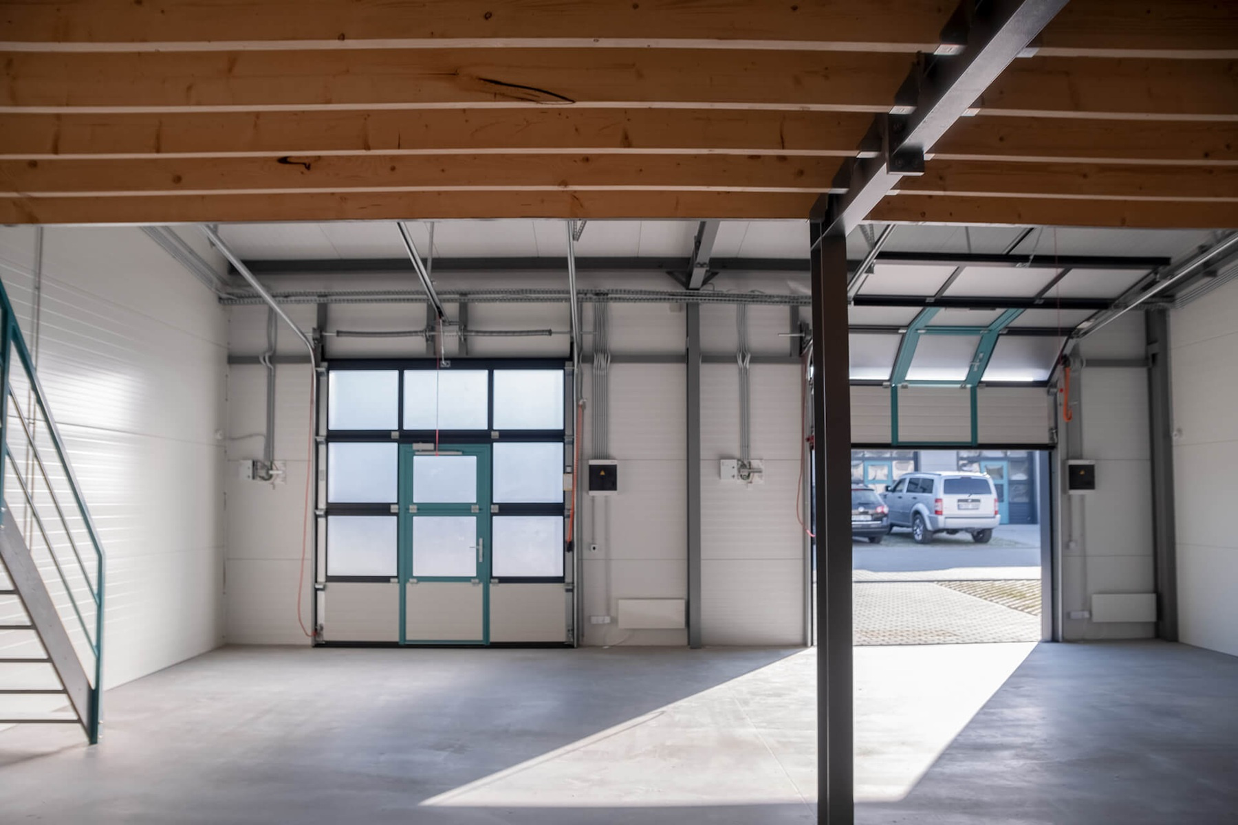 Małe magazyny na wynajem w Warszawie jako elastyczna przestrzeń do przechowywania towaru i dokumentów.