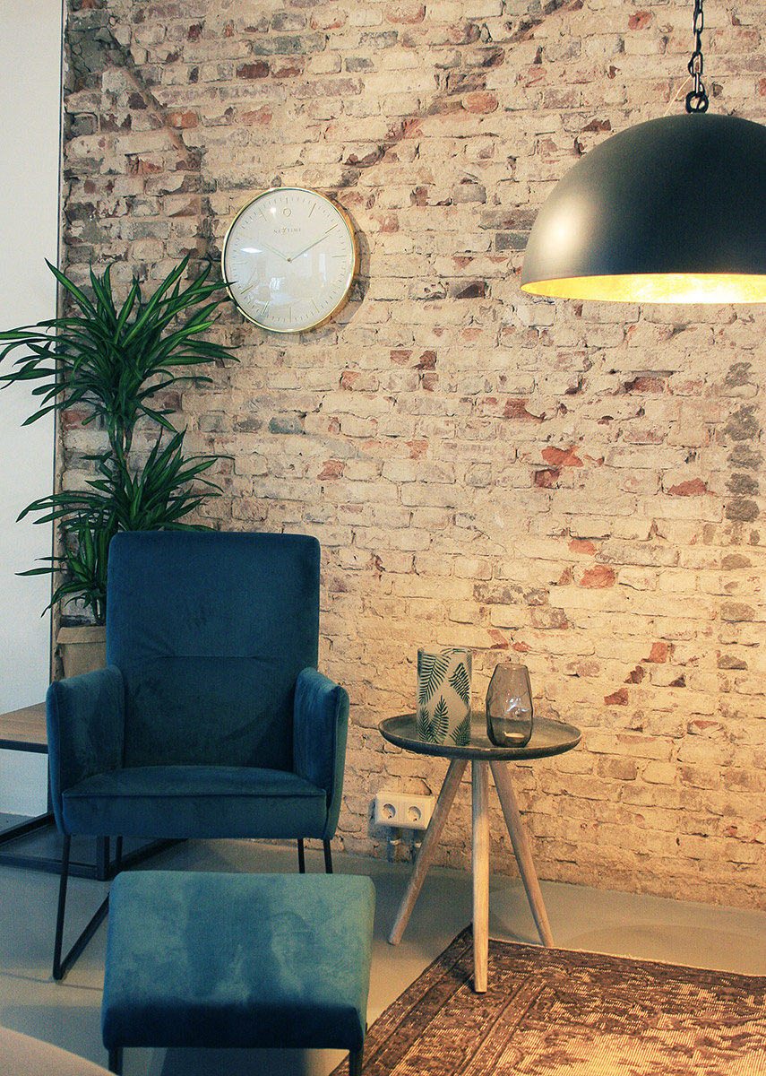 mieszkanie w stylu glamour duzy nowoczesny zegar scienny glamour nextime 40 cm bialy zloty 3235-wi-4