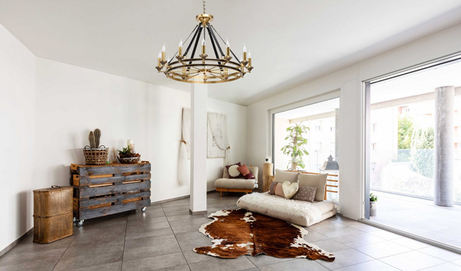 Żyrandol mosiężne koło na skórzanych pasach, świeczniki