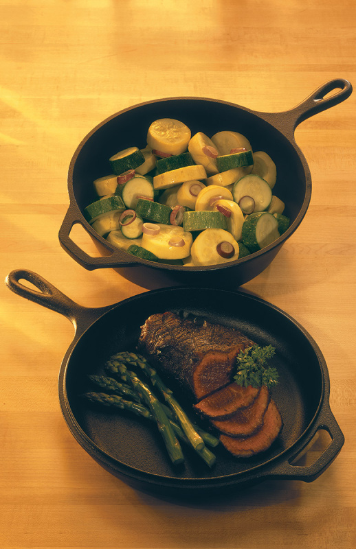 zestaw naczyń żeliwnych na grilla i ognisko