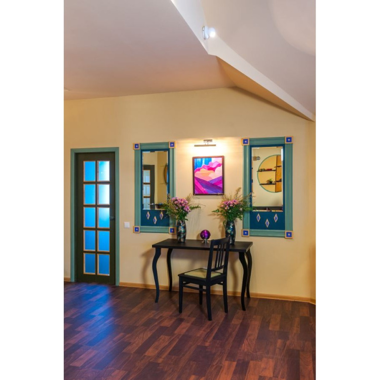 Nowoczesna, chromowana lampka ścienna do podświetlenia obrazu