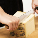 Oburęczny nóż do dużych kawałków twardych serów Sagaform Oak SF-5017199