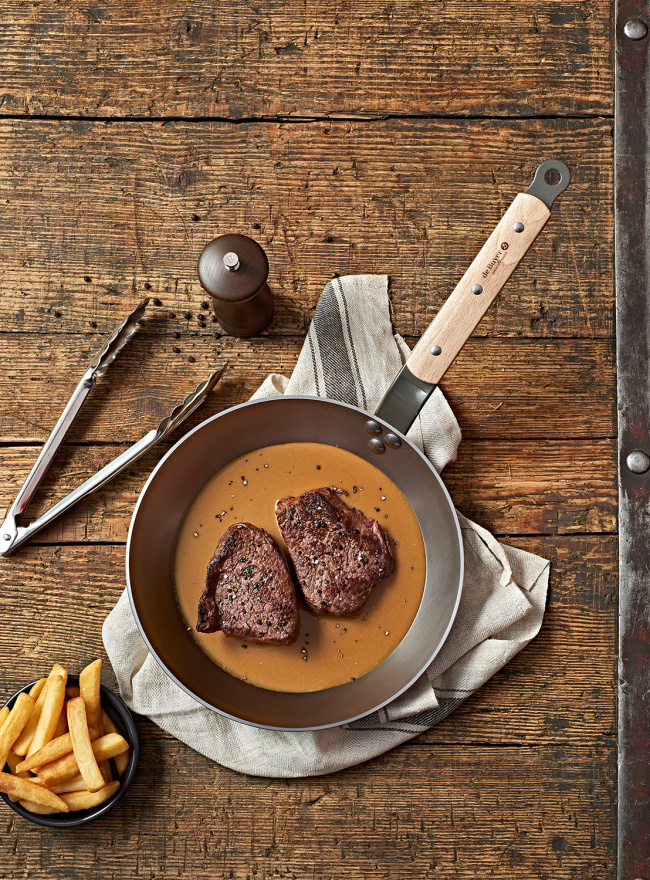 Patelnia stalowa pokryta woskiem pszczelim