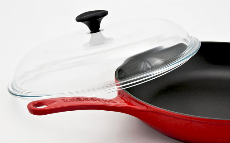 Patelnia czerwona z pokrywką żeliwna