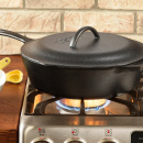 Patelnia żeliwna głęboka z pokrywą 30 cm Lodge L10CF3