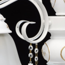 Pięcioramienna biała lampa sufitowa w stylu shabby chic z antycznymi zdobieniami 639011605