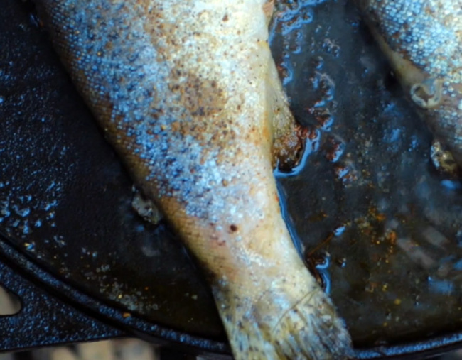 pozostałości zapachów na naczyniach żeliwnych