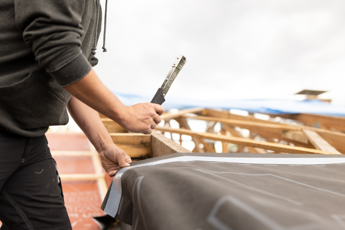 Prawidłowy montaż membrany dachowej o wysokiej paroprzepuszczalności pod blachodachówkę na dachu skośnym.