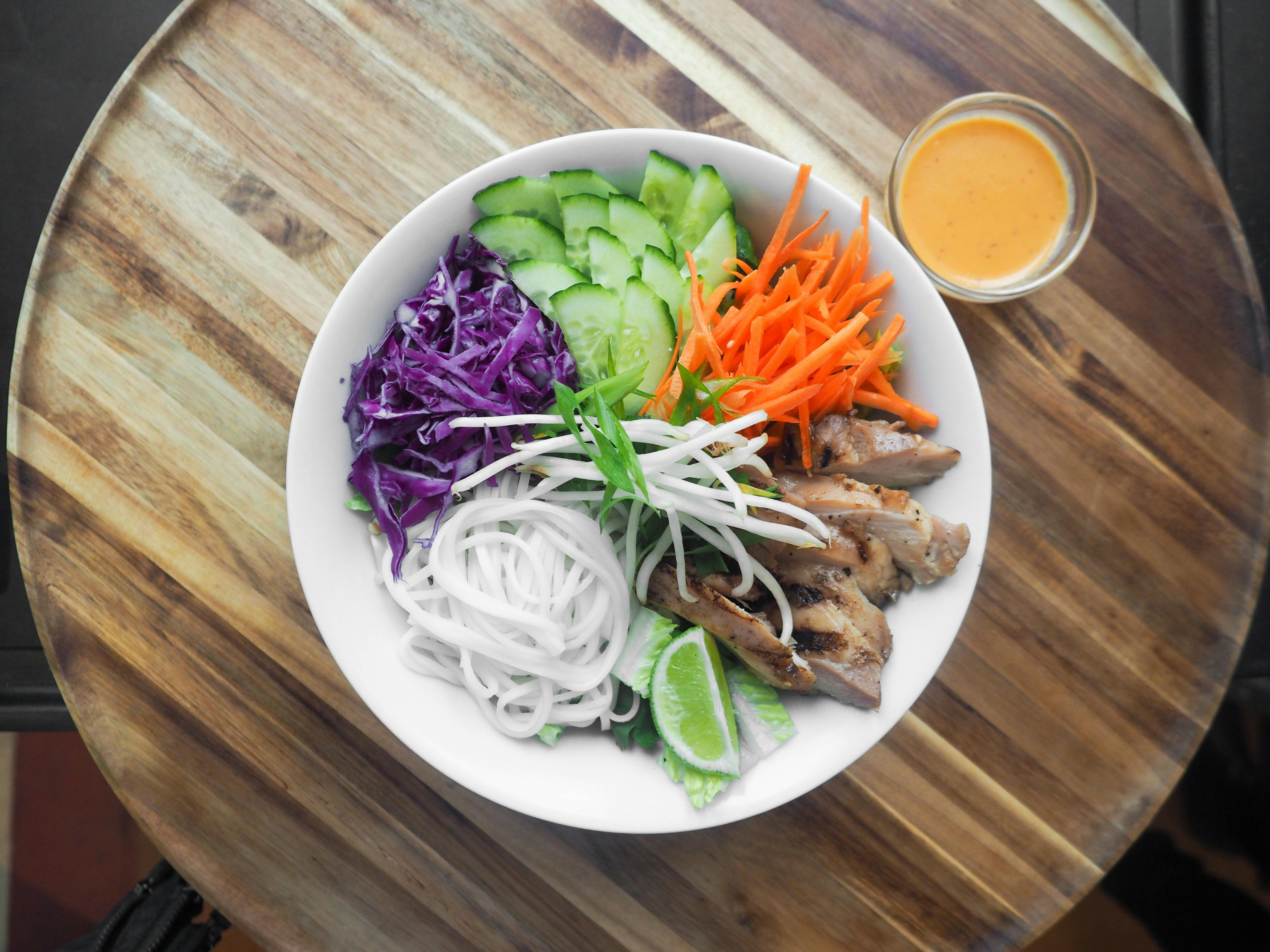 Prosta dieta redukcyjna to taka gdzie całkowita przemiana materii jest większa niż dostarczana liczba kalorii, tworząc duży deficyt kaloryczny