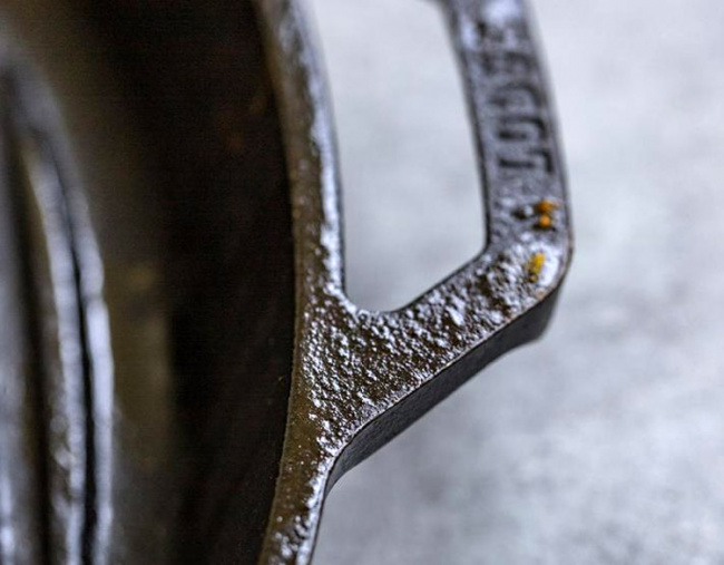 przypieczone resztki jedzenia na patelni żeliwnej