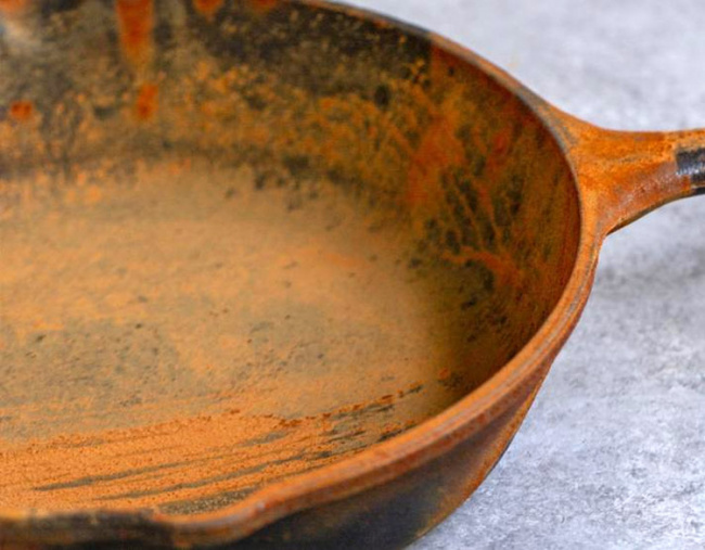 rdza na powierzchni naczyń żeliwnych