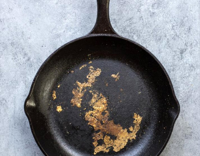resztki jedzenia przywarte do naczynia żeliwnego