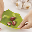 Silikonowy obierak do czosnku Scroll Joseph Joseph szary 20045