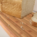 Stalowy chlebak z bambusową deską do krojenia Joseph Joseph biały 80044