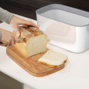 Stalowy chlebak z bambusową deską do krojenia Joseph Joseph biały 80044
