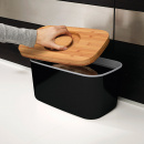 Stalowy chlebak z bambusową deską do krojenia Joseph Joseph czarny 80045